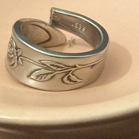 Beautiful early 1900’s handmade etched flower, spoon ring size 9 1/2 - Picture 2 of 3